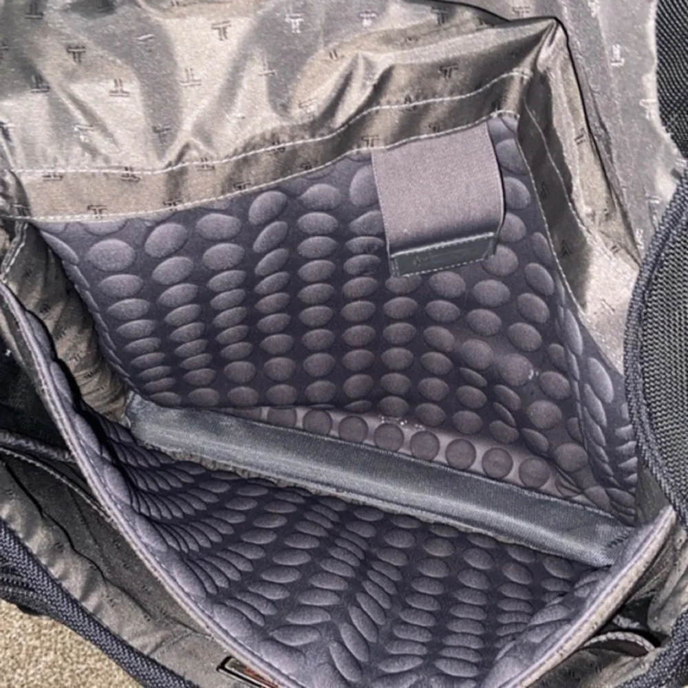 Tumi Alpha Black Messenger Laptop Work Travel Bag‎